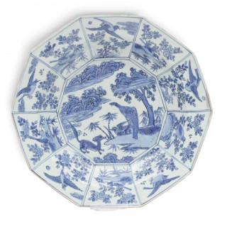 China, a blue and white porcelain decagonal dish, late 16th/ early 17th century – kavel bij Veilinggebouw De Zwaan, Amsterdam