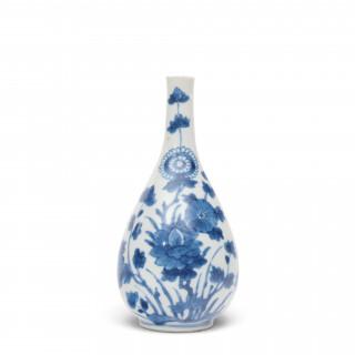 China, a small blue and white porcelain vase, Kangxi period (1662-1722) – kavel bij Veilinggebouw De Zwaan, Amsterdam