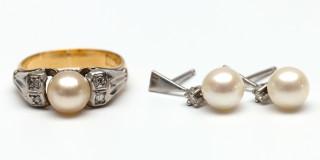 A pearl and diamond ring and a pair of ear studs – kavel bij Veilinggebouw De Zwaan, Amsterdam