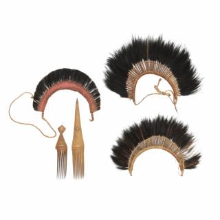 Papua, Marind Anim, three plant fibre and cassowary feathers man's headdresses, and two bamboo combs – kavel bij Veilinggebouw De Zwaan, Amsterdam