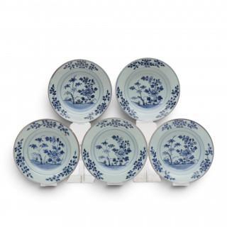 China, a set of five small blue and white porcelain deep dishes, 18th century – kavel bij Veilinggebouw De Zwaan, Amsterdam