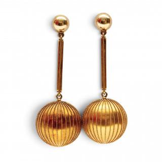 A pair of granulated earrings – kavel bij Veilinggebouw De Zwaan, Amsterdam