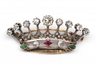 A diamond and gem-set crown brooch – kavel bij Veilinggebouw De Zwaan, Amsterdam