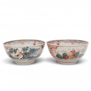 China, pair of blue and white overdecorated 'Amsterdam Bont' porcelain bowls, 18th century – kavel bij Veilinggebouw De Zwaan, Amsterdam
