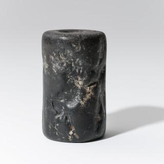 Mesapotamia, Akkadian, a black serpentine cylinder seal, ca. 2300 BCE – kavel bij Veilinggebouw De Zwaan, Amsterdam