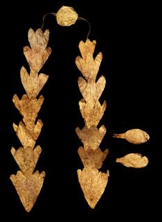 A Roman gold lauer wreath and a pair of gold ornaments, ca. 2nd - 4th century – kavel bij Veilinggebouw De Zwaan, Amsterdam