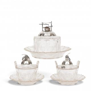 Paar kristallen compotiers met zilveren knop in vorm van miniatuur karnton en een kaasstolp met knop in vorm van miniatuur kaaspers met gereedschap… – kavel bij Veilinggebouw De Zw