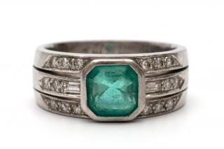 An emerald and diamond dress ring – kavel bij Veilinggebouw De Zwaan, Amsterdam