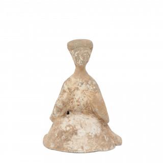China, a pottery model of a kneeling musician, Han dynasty (206 BC- 220 AD) – kavel bij Veilinggebouw De Zwaan, Amsterdam