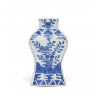 China, a small blue and white porcelain vase, Kangxi period (1662-1722) – kavel bij Veilinggebouw De Zwaan, Amsterdam