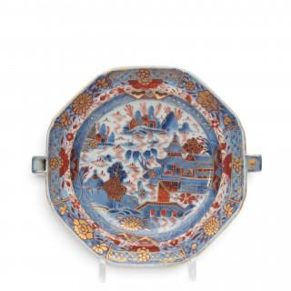 China, a Canton octagonal blue and white over-decorated porcelain hot water plate, 19th century – kavel bij Veilinggebouw De Zwaan, Amsterdam