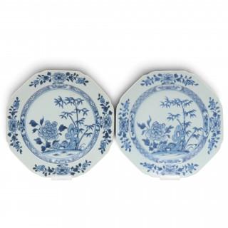 China, pair of blue and white porcelain octagonal plates, Qianlong period (1736-1795) – kavel bij Veilinggebouw De Zwaan, Amsterdam