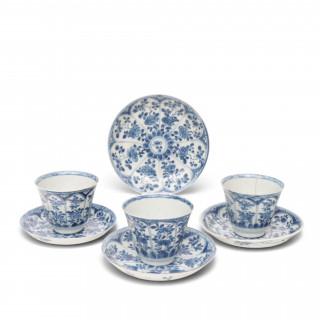 China, a set of three blue and white porcelain cups and saucers and a similar saucer, 18th century – kavel bij Veilinggebouw De Zwaan, Amsterdam
