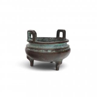 China, a small bronze tripod censer, probably 19th century – kavel bij Veilinggebouw De Zwaan, Amsterdam