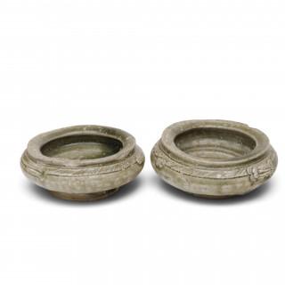 China, a pair of celadon-glazed 'proto-porcelain' bowls, probably Western Zhou dynasty (1100-771 BC) or later – kavel bij Veilinggebouw De Zwaan, Amsterdam