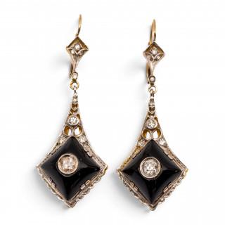 A pair of drop-shaped onyx and diamond earrings – kavel bij Veilinggebouw De Zwaan, Amsterdam