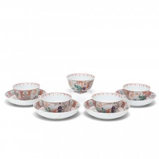 China, a set of five famille rose porcelain Mandarin pattern cups and four saucers, 18th century – kavel bij Veilinggebouw De Zwaan, Amsterdam