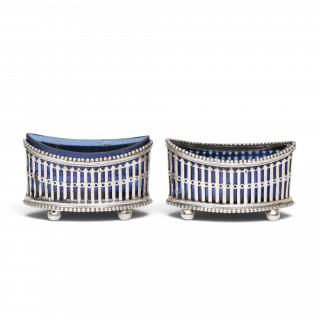 Paar schuitvormige zoutvaatjes met blauw glazen binnenbakjes, ca. 1900 – kavel bij Veilinggebouw De Zwaan, Amsterdam