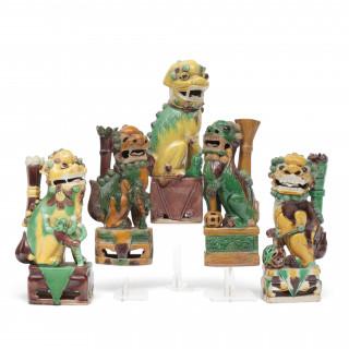 China, five various biscuit sancai-glazed models of Buddhist lions, 18th-19th centuries – kavel bij Veilinggebouw De Zwaan, Amsterdam