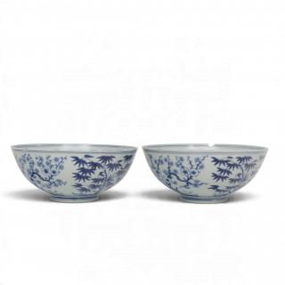 China, a pair of blue and white porcelain 'Three Friends of Winter' bowls, Guangxu six-character marks in underglaze blue and of the period (1875-1… – kavel bij Veilinggebouw De Zw