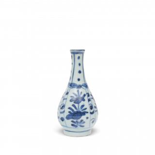 China, a small blue white 'kraak porselein' vase, Wanli period (1573-1619) – kavel bij Veilinggebouw De Zwaan, Amsterdam