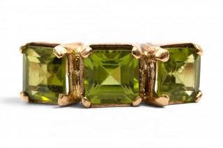 A peridot three stone ring – kavel bij Veilinggebouw De Zwaan, Amsterdam