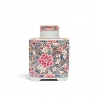 China, a famille rose porcelain tea-caddy and cover, Qianlong period (1736-1795) – kavel bij Veilinggebouw De Zwaan, Amsterdam