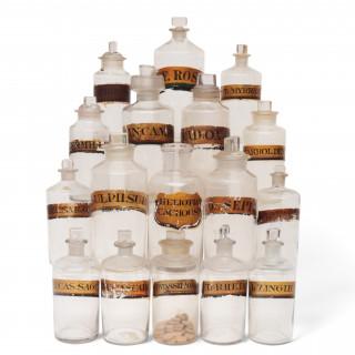 Engeland, zeventien blank glazen apothekersflessen, 19e eeuw – kavel bij Veilinggebouw De Zwaan, Amsterdam