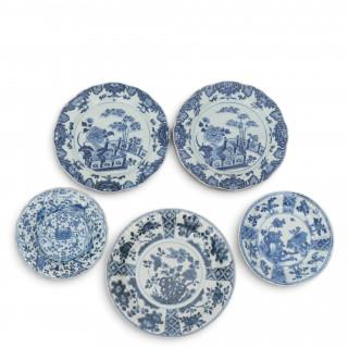 China, five various blue and white plates, 18th-19th centuries – kavel bij Veilinggebouw De Zwaan, Amsterdam