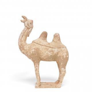 China, a red pottery model of a camel, probably Tang dynasty (618-907) – kavel bij Veilinggebouw De Zwaan, Amsterdam