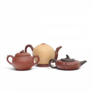 China, three Yixing earthenware teapots and covers, modern – kavel bij Veilinggebouw De Zwaan, Amsterdam