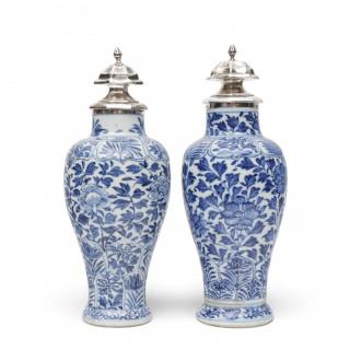 China, a pair of blue and white silver-mounted vases, Kangxi period (1662-1722), the silver later – kavel bij Veilinggebouw De Zwaan, Amsterdam