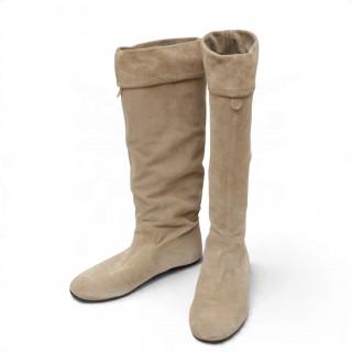 Gucci beige suede knee high boots, circa 2010 – kavel bij Veilinggebouw De Zwaan, Amsterdam