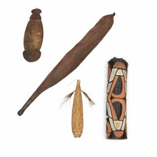 Papua, Asmat, two bull roarers, both carved with meandering lines, one with cassowary feathers; herewith an Asmat bamboo horn and an Australia Abor… – kavel bij Veilinggebouw De Zw