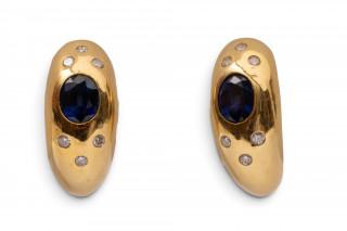 A pair of diamond and sapphire earrings – kavel bij Veilinggebouw De Zwaan, Amsterdam