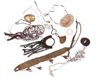 P.N. Guinea, a collection of various ornaments – kavel bij Veilinggebouw De Zwaan, Amsterdam