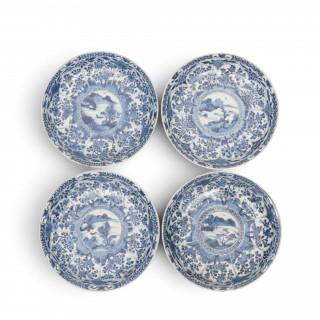 China, set of four large blue and white porcelain dishes, Kangxi period (1662-1722) – kavel bij Veilinggebouw De Zwaan, Amsterdam