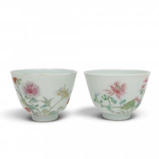China, a pair of famille rose porcelain floral cups, 19th- early 20th century – kavel bij Veilinggebouw De Zwaan, Amsterdam