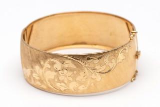 An Italian wide gold bangle – kavel bij Veilinggebouw De Zwaan, Amsterdam