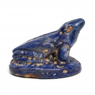 Egypt, a deep blue faiance amulet of in the shape of a tode, the goddes of fertility Heket, Late Period, ca. 700 - 400 BCE – kavel bij Veilinggebouw De Zwaan, Amsterdam