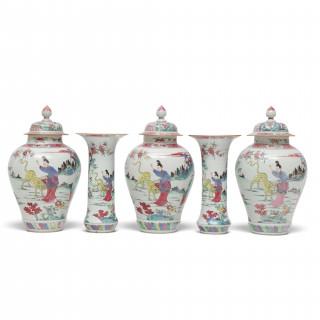 China, a large five-piece famille rose 'Yang Xiang' porcelain garniture, Qianlong period (1736-1795) – kavel bij Veilinggebouw De Zwaan, Amsterdam