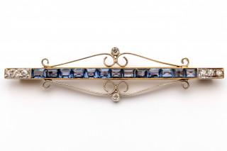 A sapphire and diamond bar brooch – kavel bij Veilinggebouw De Zwaan, Amsterdam