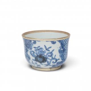 China, a blue and white 'Blue de Hue' bowl for the Vietnamese market, 19th century – kavel bij Veilinggebouw De Zwaan, Amsterdam